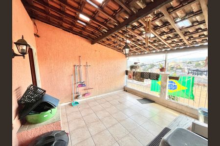 Casa à venda com 216m², 4 quartos e 1 vaga Casa à venda com 216m², 4 quartos e 1 vagaVaranda