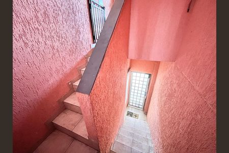 Casa à venda com 216m², 4 quartos e 1 vaga Casa à venda com 216m², 4 quartos e 1 vagaEscada