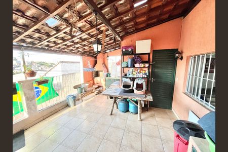 Casa à venda com 216m², 4 quartos e 1 vaga Casa à venda com 216m², 4 quartos e 1 vagaVaranda