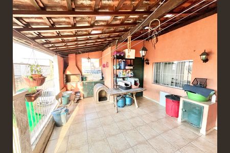 Casa à venda com 216m², 4 quartos e 1 vaga Casa à venda com 216m², 4 quartos e 1 vagaVaranda