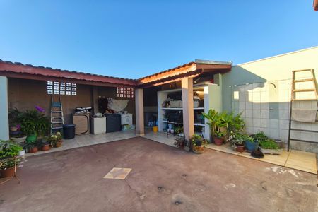 Casa à venda com 285m², 2 quartos e 2 vagas Casa à venda com 285m², 2 quartos e 2 vagasQuintal - Fundos
