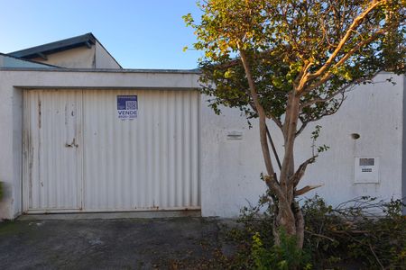 Casa à venda com 285m², 2 quartos e 2 vagas Casa à venda com 285m², 2 quartos e 2 vagasFachada
