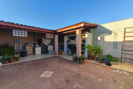 Casa à venda com 285m², 2 quartos e 2 vagas Casa à venda com 285m², 2 quartos e 2 vagasQuintal - Fundos