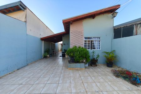 Casa à venda com 285m², 2 quartos e 2 vagas Casa à venda com 285m², 2 quartos e 2 vagasQuintal - Garagem