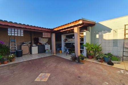 Casa à venda com 285m², 2 quartos e 2 vagas Casa à venda com 285m², 2 quartos e 2 vagasQuintal - Fundos