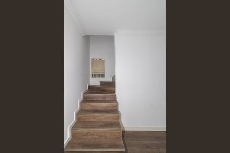 Escada de casa para alugar com 4 quartos, 205m² em Vila Olímpia, São Paulo