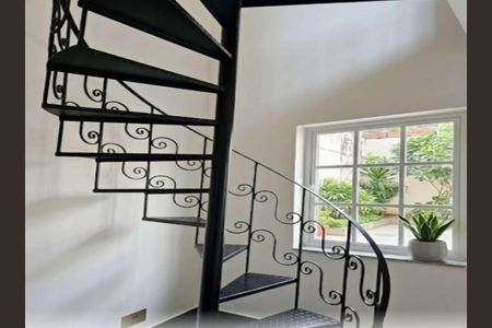 Escada de casa para alugar com 4 quartos, 260m² em Padre Miguel, Rio de Janeiro