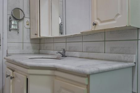 Banheiro de apartamento para alugar com 1 quarto, 45m² em Passo D’areia, Porto Alegre
