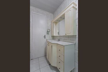Banheiro de apartamento para alugar com 1 quarto, 45m² em Passo D’areia, Porto Alegre