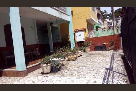 Casa de condomínio à venda com 317m², 6 quartos e 4 vagas Casa de condomínio à venda com 317m², 6 quartos e 4 vagasÁrea externa