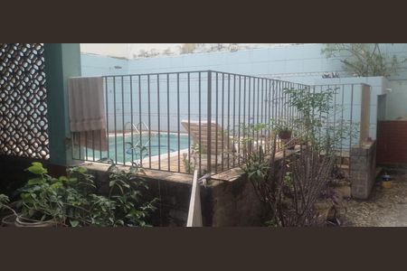 Casa de condomínio à venda com 317m², 6 quartos e 4 vagas Casa de condomínio à venda com 317m², 6 quartos e 4 vagasÁrea externa