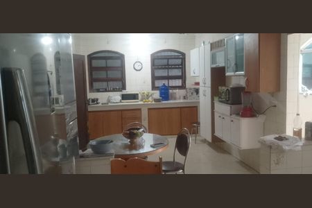 Casa de condomínio à venda com 317m², 6 quartos e 4 vagas Casa de condomínio à venda com 317m², 6 quartos e 4 vagasCozinha