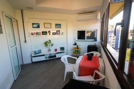 Apartamento à venda com 180m², 3 quartos e 2 vagas Apartamento à venda com 180m², 3 quartos e 2 vagasSala de TV