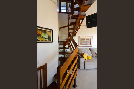 Apartamento à venda com 180m², 3 quartos e 2 vagas Apartamento à venda com 180m², 3 quartos e 2 vagasEscada
