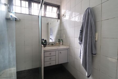 Banheiro do Quarto 1 de casa para alugar com 3 quartos, 367m² em Cidade Jardim, Uberlândia