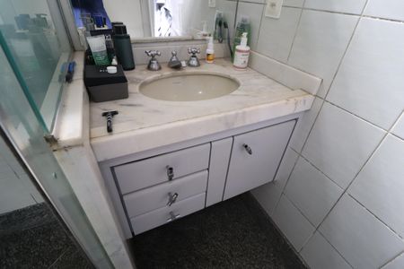 Banheiro do Quarto 1 de casa para alugar com 3 quartos, 367m² em Cidade Jardim, Uberlândia