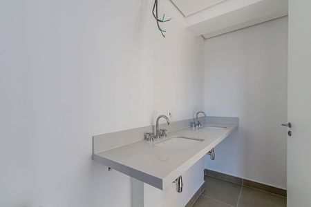 Apartamento à venda com 120m², 3 quartos e 2 vagasBanheiro do quarto 1 Suíte