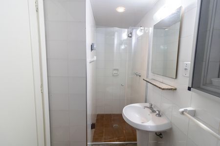 Banheiro de kitnet/studio à venda com 1 quarto, 30m² em Centro Histórico, Porto Alegre