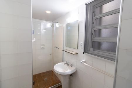 Banheiro de kitnet/studio à venda com 1 quarto, 30m² em Centro Histórico, Porto Alegre