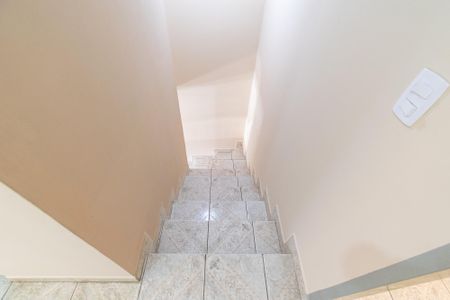 Casa de condomínio para alugar com 85m², 2 quartos e 1 vaga Casa de condomínio para alugar com 85m², 2 quartos e 1 vagaEscada