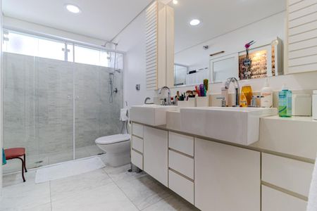 Apartamento à venda com 198m², 3 quartos e 2 vagas Apartamento à venda com 198m², 3 quartos e 2 vagasBanheiro da Suíte