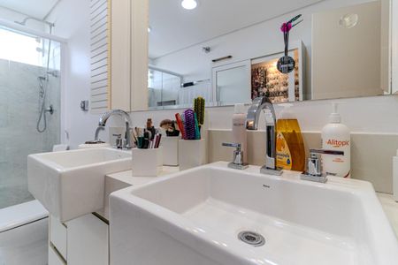 Apartamento à venda com 198m², 3 quartos e 2 vagas Apartamento à venda com 198m², 3 quartos e 2 vagasBanheiro da Suíte