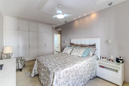 Apartamento à venda com 198m², 3 quartos e 2 vagas Apartamento à venda com 198m², 3 quartos e 2 vagasSuíte