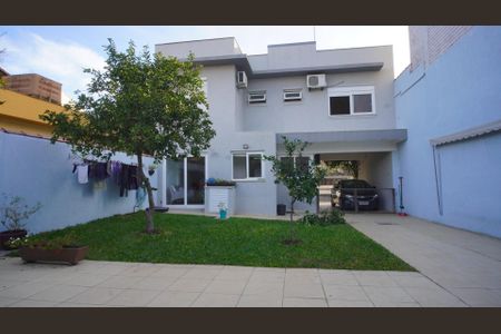Casa à venda com 234m², 3 quartos e 6 vagas Casa à venda com 234m², 3 quartos e 6 vagasFachada do imóvel no quintal dos fundos