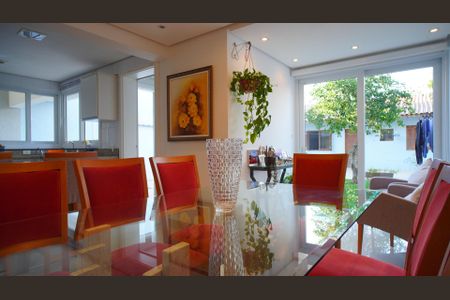 Casa à venda com 234m², 3 quartos e 6 vagas Casa à venda com 234m², 3 quartos e 6 vagasSala jantar