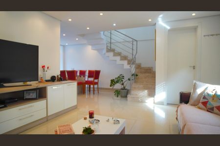 Casa à venda com 234m², 3 quartos e 6 vagas Casa à venda com 234m², 3 quartos e 6 vagasSala