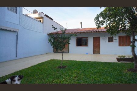 Casa à venda com 234m², 3 quartos e 6 vagas Casa à venda com 234m², 3 quartos e 6 vagasPátio e fachada edícula
