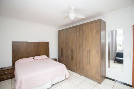Casa à venda com 100m², 2 quartos e 2 vagas Casa à venda com 100m², 2 quartos e 2 vagasQuarto 1