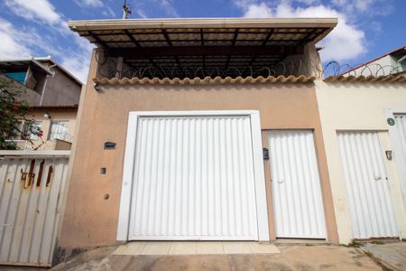 Casa à venda com 100m², 2 quartos e 2 vagas Casa à venda com 100m², 2 quartos e 2 vagasFachada