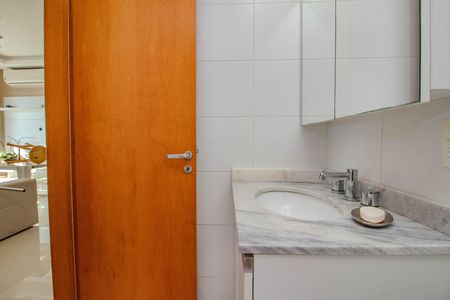 Apartamento à venda com 74m², 2 quartos e 1 vaga Apartamento à venda com 74m², 2 quartos e 1 vagaBanheiro Social