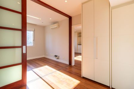 Apartamento à venda com 168m², 4 quartos e 2 vagas Apartamento à venda com 168m², 4 quartos e 2 vagasQuarto 2