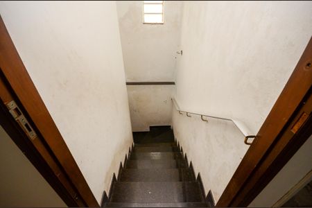 Casa à venda com 410m², 4 quartos e 2 vagasEscada