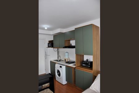 Kitnet / studio - Quarto, Cozinha e Área de Serviço de kitnet/studio para alugar com 1 quarto, 17m² em Chácara Inglesa, São Paulo