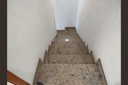 Casa para alugar com 127m², 3 quartos e 1 vaga Casa para alugar com 127m², 3 quartos e 1 vagaEscada de granito
