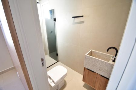 Banheiro de apartamento à venda com 1 quarto, 44m² em Centro, Campinas