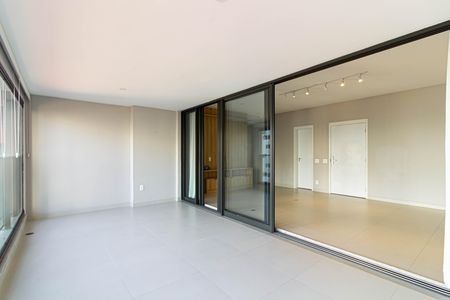 Apartamento à venda com 140m², 3 quartos e 2 vagas Apartamento à venda com 140m², 3 quartos e 2 vagasVaranda