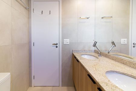 Apartamento à venda com 140m², 3 quartos e 2 vagas Apartamento à venda com 140m², 3 quartos e 2 vagasBanheiro da Suíte 1