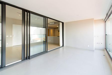 Apartamento à venda com 140m², 3 quartos e 2 vagas Apartamento à venda com 140m², 3 quartos e 2 vagasVaranda