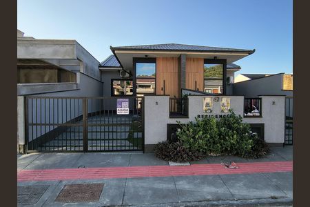 Casa para alugar com 60m², 2 quartos e 1 vaga Casa para alugar com 60m², 2 quartos e 1 vagaFachada