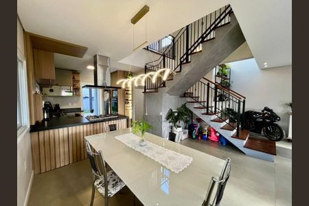 Casa de condomínio para alugar com 211m², 4 quartos e 4 vagas Casa de condomínio para alugar com 211m², 4 quartos e 4 vagasSala