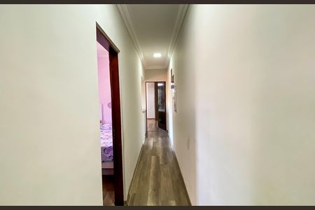 Casa à venda com 180m², 4 quartos e 2 vagasCorredor 