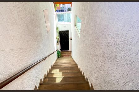 Casa à venda com 180m², 4 quartos e 2 vagasEscada 