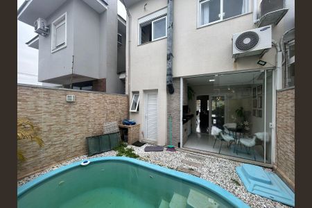 Área externa de casa à venda com 3 quartos, 118m² em Igara, Canoas