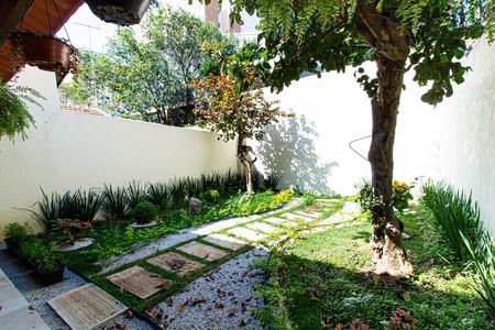 Casa à venda com 211m², 4 quartos e 4 vagas Casa à venda com 211m², 4 quartos e 4 vagasJardim