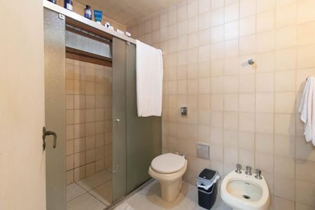 Casa à venda com 367m², 4 quartos e 4 vagas Casa à venda com 367m², 4 quartos e 4 vagasBanheiro Social