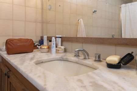 Casa à venda com 367m², 4 quartos e 4 vagas Casa à venda com 367m², 4 quartos e 4 vagasBanheiro Social